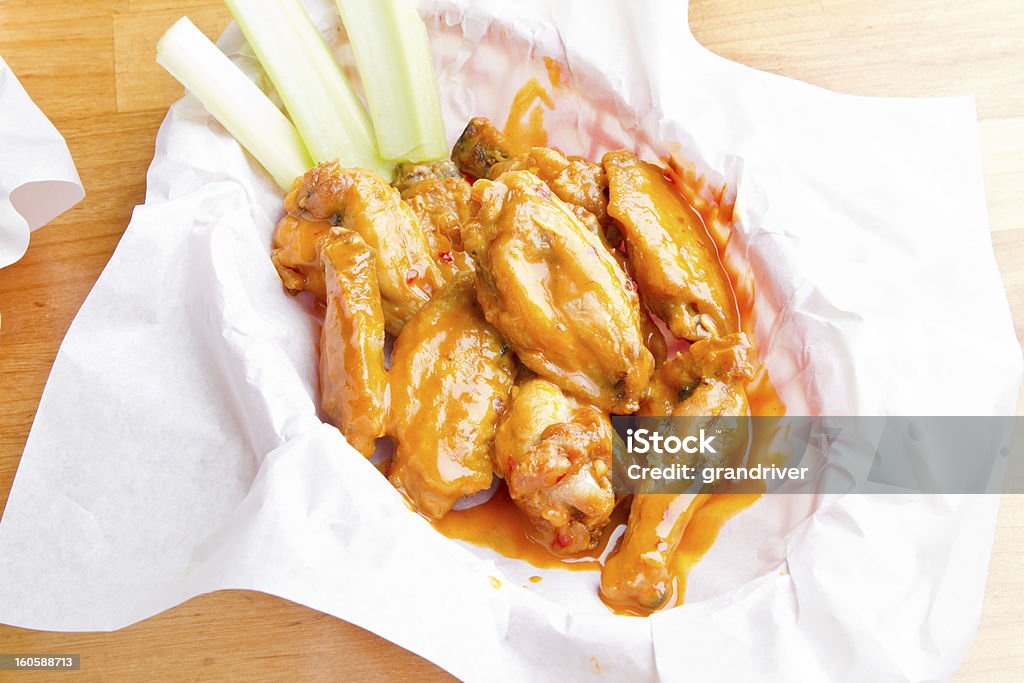 바스켓 치킨 윙즈 - 로열티 프리 닭 날개 스톡 사진