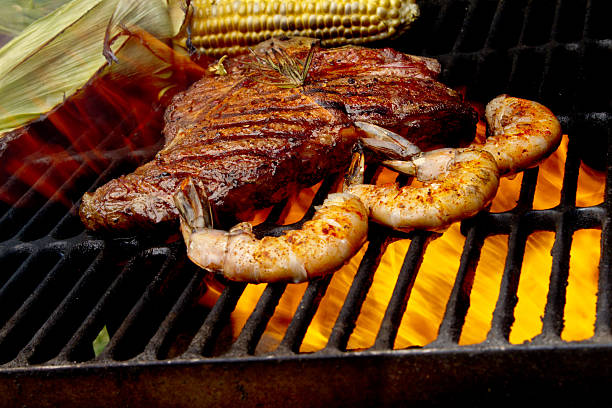 filé e camarão e milho na espiga - surf and turf prepared shrimp steak grilled - fotografias e filmes do acervo