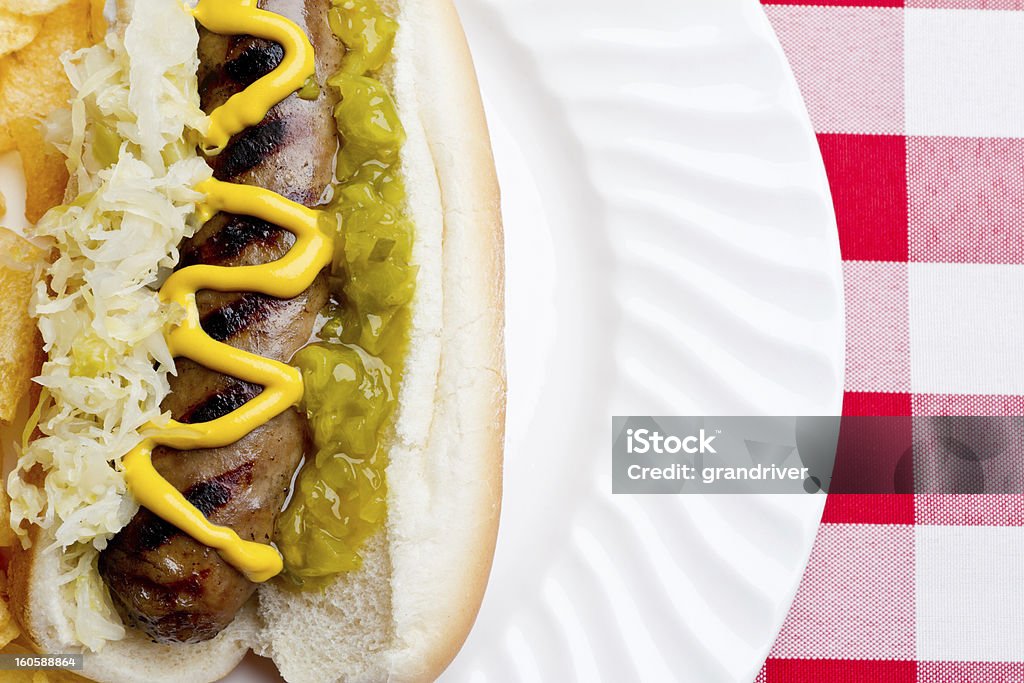 Bratwurst su un panino - Foto stock royalty-free di Barbecue - Cibo