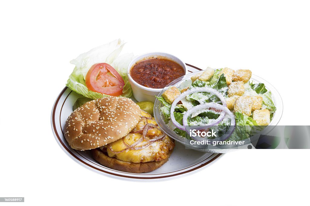 Pollo frito cubierto con granos de un sándwich y una ensalada Aislado en blanco - Foto de stock de Alimento libre de derechos