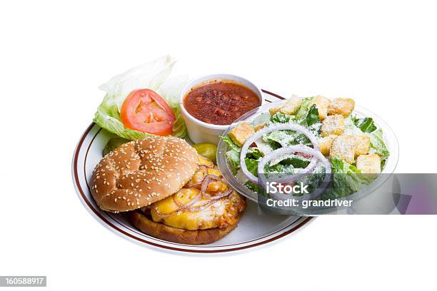 Pollo Frito Cubierto Con Granos De Un Sándwich Y Una Ensalada Aislado En Blanco Foto de stock y más banco de imágenes de Alimento