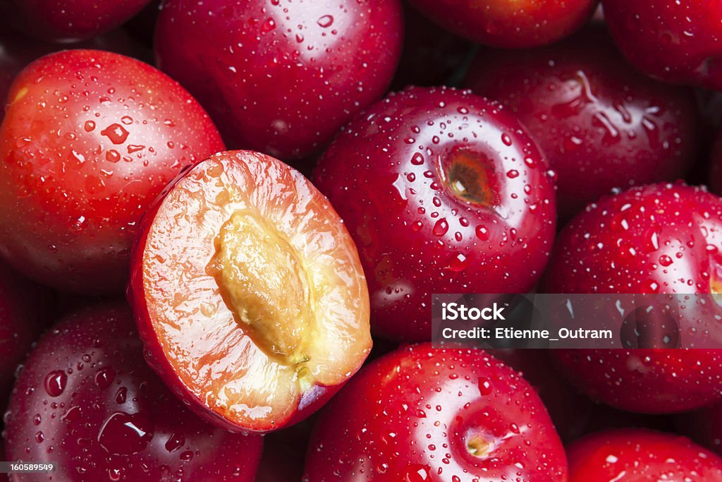 Bordeaux con un singolo plum tagliato a metà. - Foto stock royalty-free di Acqua