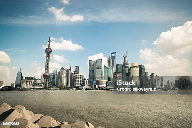Shanghai Skyline Y Del Río Huangpu Foto de stock y más banco de imágenes de Agua - Agua, Aire libre, Arquitectura