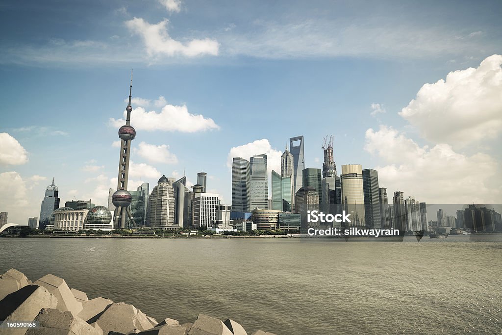 Horizonte de Xangai e o rio huangpu - Foto de stock de Arquitetura royalty-free