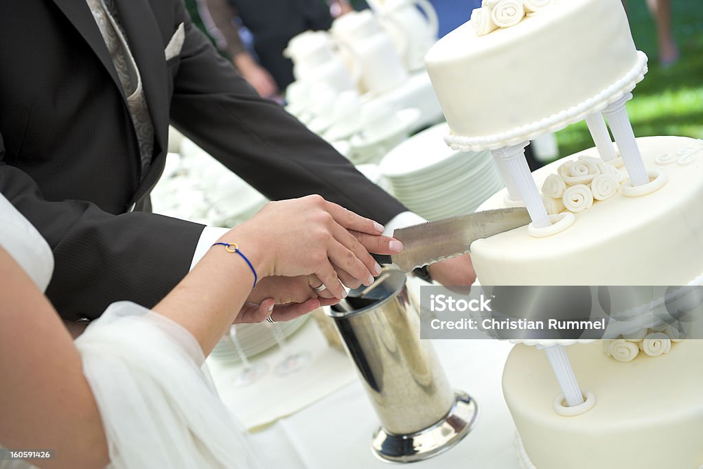 Braut und Bräutigam schneiden die Hochzeitstorte zusammen - Lizenzfrei Hochzeitstorte Stock-Foto