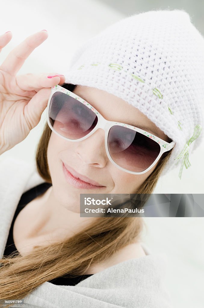 Linda Brunette con gafas y Woolen perfil en'U" - Foto de stock de Adolescente libre de derechos