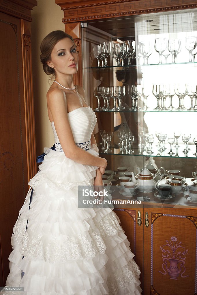 Braut steht in der Nähe von Schrank - Lizenzfrei Abendkleid Stock-Foto