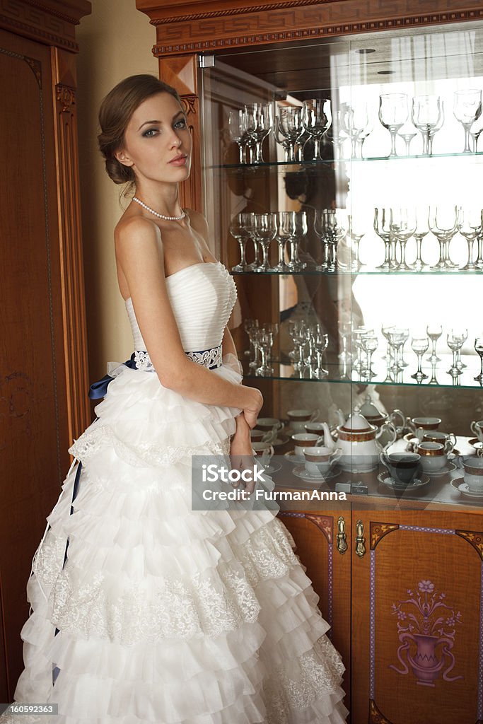 Noiva está perto do armário - Royalty-free Adulto Foto de stock