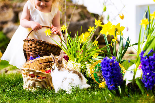 chica en huevo de pascua con huevos de hunt - yellow easter daffodil religious celebration fotografías e imágenes de stock