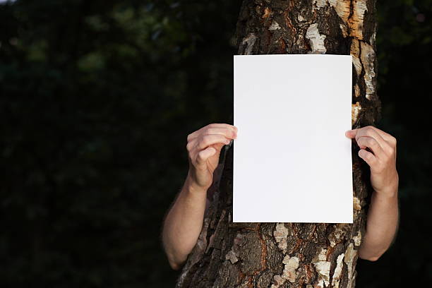 frau mit leeren papier im freien - blackboard sign ideas recycling stock-fotos und bilder