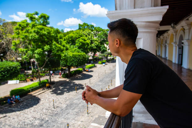 hombre viajando por antigua guatemala - gerardo huitrón fotografías e imágenes de stock