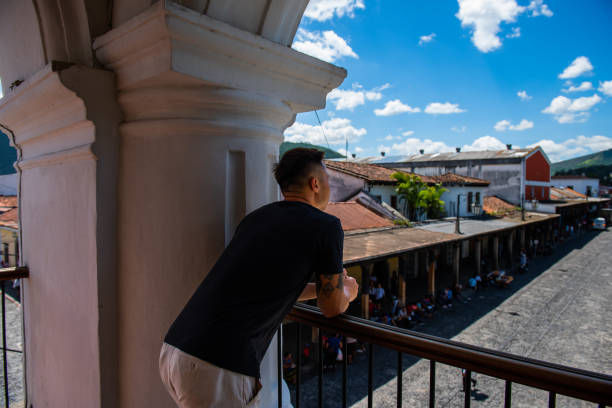 hombre viajando por antigua guatemala - gerardo huitrón fotografías e imágenes de stock