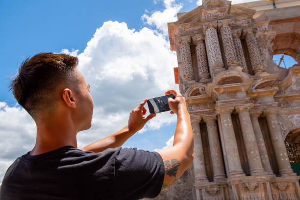 hombre tomando fotos en la calle de antigua - gerardo huitrón fotografías e imágenes de stock