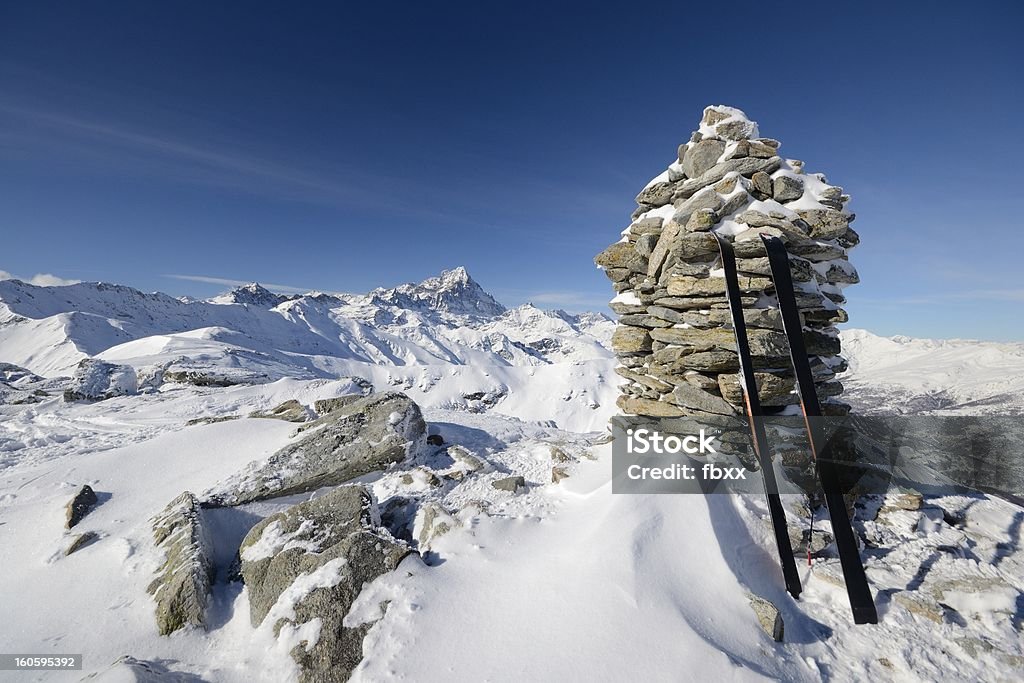 Passeio de esqui no topo de Pedras Erguido Como Monumento Funerário - Foto de stock de Alpes europeus royalty-free