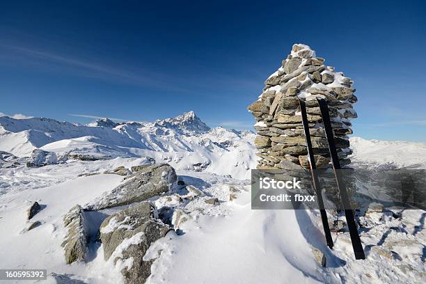 Foto de Passeio De Esqui No Topo De Pedras Erguido Como Monumento Funerário e mais fotos de stock de Alpes europeus
