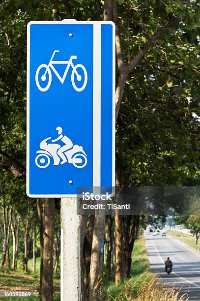 Fahrräder Und Motorräder Lane Stockfoto und mehr Bilder von Fahrrad - Fahrrad, Fernverkehr, Fotografie