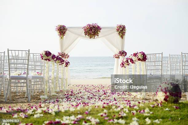 Photo libre de droit de Cadre De Mariage banque d'images et plus d'images libres de droit de Blanc - Blanc, Chaise, Couple marié