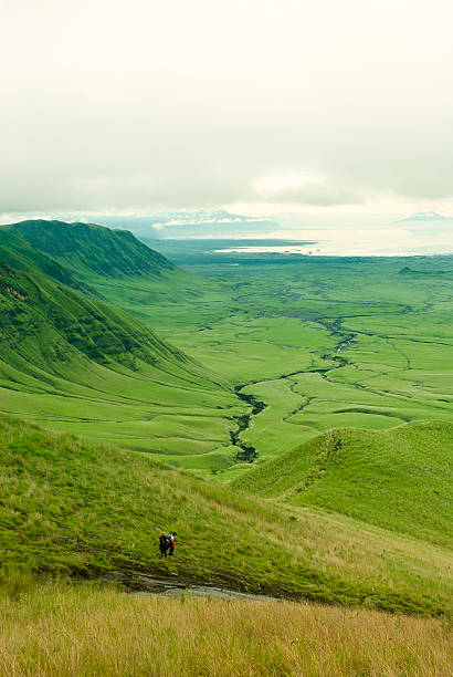 hikers group de la fiebre del valle del rift - valle del rift fotografías e imágenes de stock