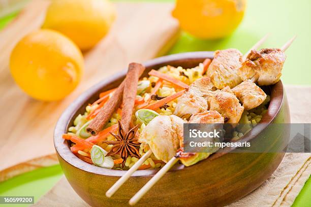 Foto de Espetos De Frango Com Curry Apimentado e mais fotos de stock de Alimentação Saudável - Alimentação Saudável, Almoço, Amarelo