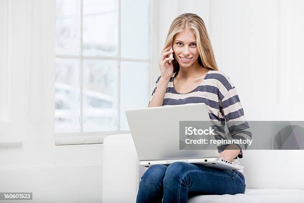 젊은 아름다운 금발 여자 앉아 있는 랩탑형 20-24세에 대한 스톡 사진 및 기타 이미지 - 20-24세, 가정 생활, 가정의 방