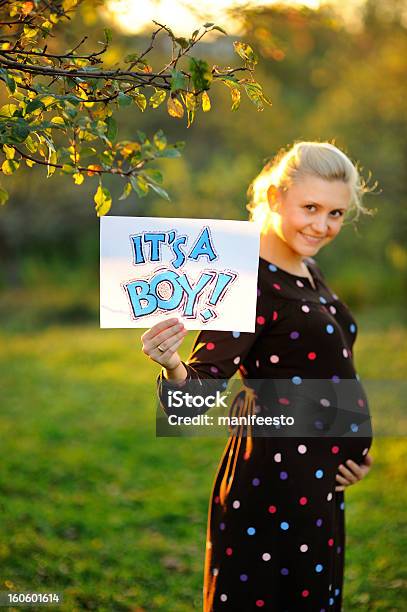 Kobieta W Ciąży Uśmiecha Się - zdjęcia stockowe i więcej obrazów Antycypacja - Antycypacja, Blond włosy, Brzuch