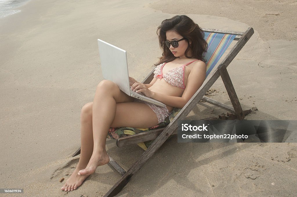 Ładna Thai kobieta działa na plaży. - Zbiór zdjęć royalty-free (Azjaci)