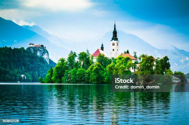 Foto de Igreja De Santa Maria No Lago Bled Blejsko Jezero Eslovênia e mais fotos de stock de Alpes Julian