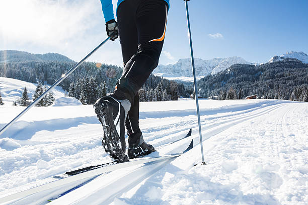 nahaufnahme von einem männlichen skifahrer cross-country ski - telemark skiing stock-fotos und bilder