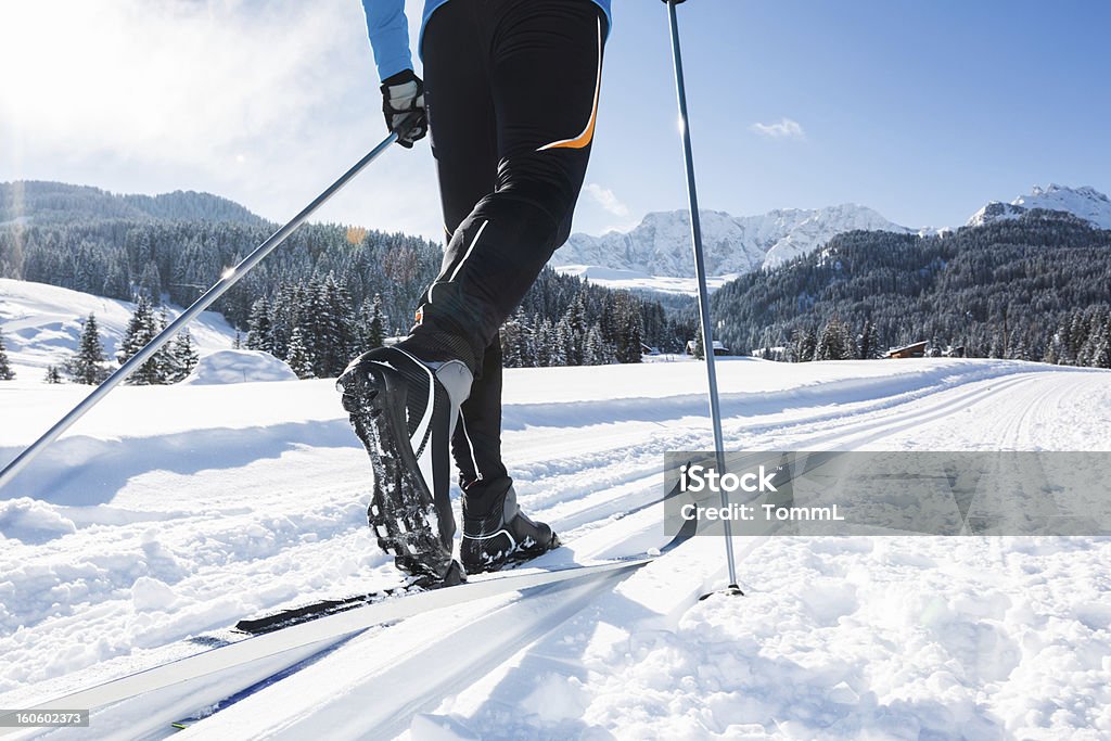 Close-up de um homem esquiador esqui cross-country - Foto de stock de Esquiação Cross-country royalty-free