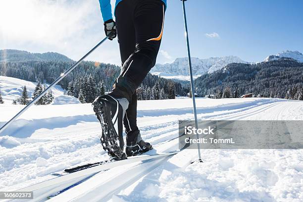 Foto de Closeup De Um Homem Esquiador Esqui Crosscountry e mais fotos de stock de Esquiação Cross-country - Esquiação Cross-country, Esqui - Equipamento esportivo, Esqui - Esqui e snowboard