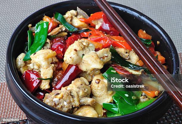 Mescolare Pollo Fritto Con Verdure - Fotografie stock e altre immagini di Bacchette cinesi - Bacchette cinesi, Carne di pollo, Carota