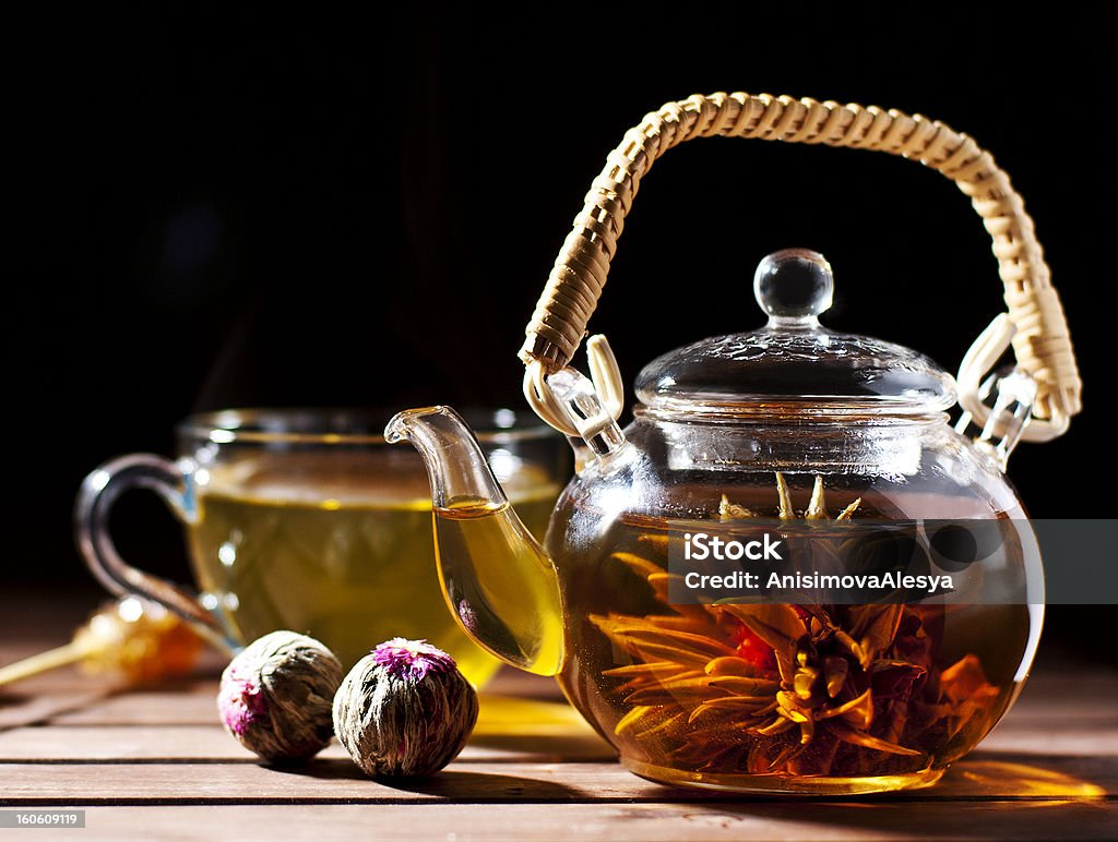 Świeże Zielona herbata z pełnowymiarowego flower - Zbiór zdjęć royalty-free (Czarne tło)