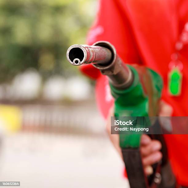 Foto de Gas Station Trabalhador E Serviço e mais fotos de stock de Abastecer - Abastecer, Adulto, Bomba de Combustível