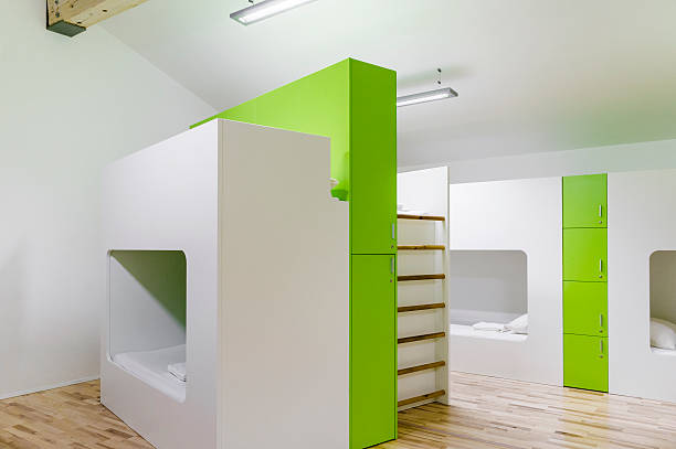 nowoczesne wnętrze hosteli, łóżko piętrowe w zbiorowy pokoju - bed and breakfast bed green indoors zdjęcia i obrazy z banku zdjęć