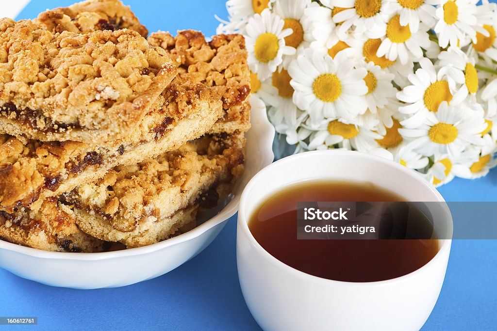 Biscotti e tazza di tè e un bouquet - Foto stock royalty-free di Bianco