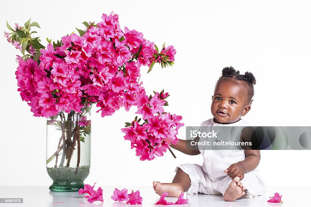 Ребенок с розовыми цветами - Стоковые фото Давать роялти-фри