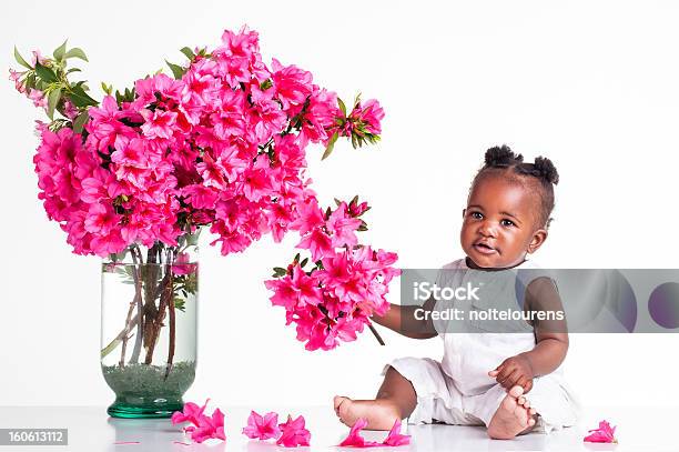 Ребенок С Розовыми Цветами — стоковые фотографии и другие картинки Давать - Давать, Цветок, Африканская этническая группа