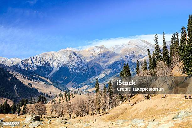 Vista De La Montaña Con Nieve Foto de stock y más banco de imágenes de Aire libre - Aire libre, Asia, Azul