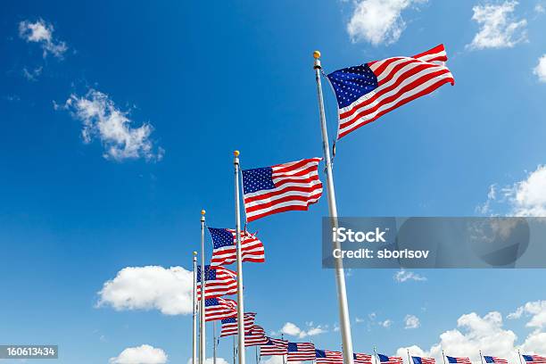 Flagi Usa - zdjęcia stockowe i więcej obrazów Amerykańska flaga - Amerykańska flaga, Chmura, Czerwony