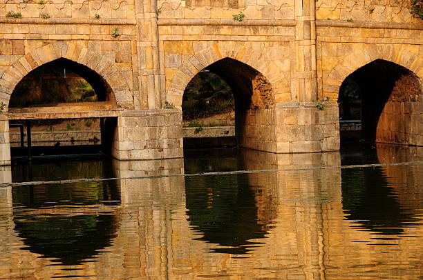 Adana, Türkiye'de Seyhan nehri üzerinde bulunan tarihi Taşköprü akşam manzarası