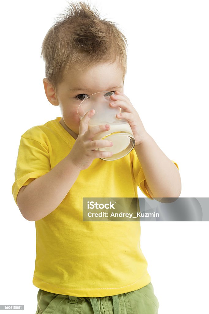 Enfant boire produit laitier de verre isolé sur blanc - Photo de Boire libre de droits