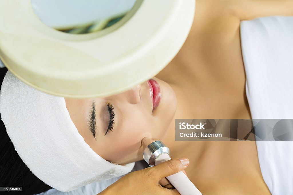 Mulher asiática recebendo um tratamento facial no spa - Foto de stock de Adulto royalty-free