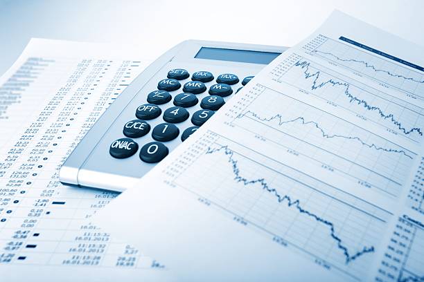 calculadora e gráfico - tax financial figures analyzing banking document imagens e fotografias de stock