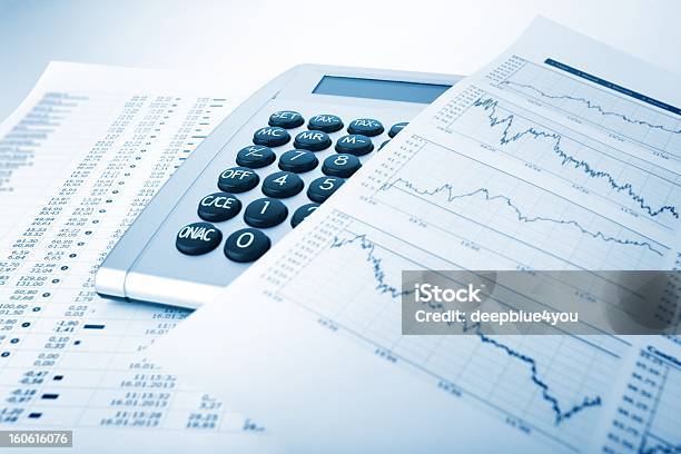 Calculadora E Gráfico - Fotografias de stock e mais imagens de Imposto - Imposto, Formulário de Imposto, Finanças