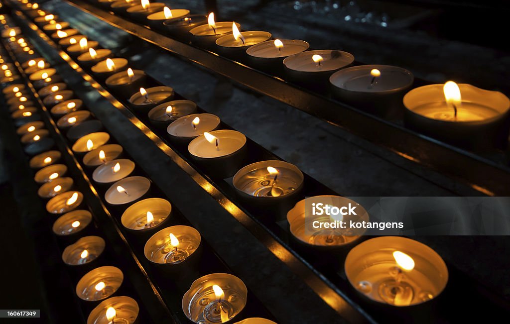 Bougies à l'église - Photo de Accessoire libre de droits