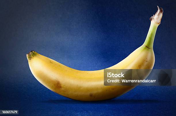 Photo libre de droit de Jaune Bannana Sur Fond Bleu banque d'images et plus d'images libres de droit de Aliment - Aliment, Banane - Fruit exotique, Bleu