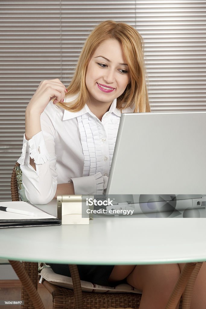 Feliz bela jovem bonito usando computador portátil - Royalty-free Adulto Foto de stock