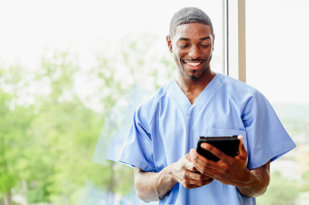 krankenpfleger porträt mit digitalen tablet - digital tablet men male beauty professional occupation stock-fotos und bilder