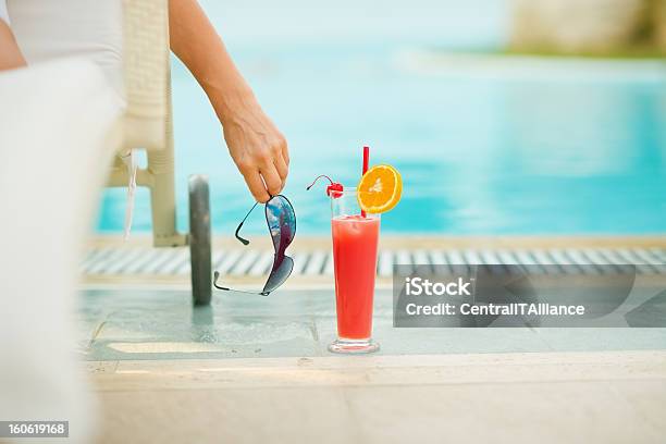 Primer Plano De Un Cóctel Cerca De Divánlongue Con Relajantes Mujer Foto de stock y más banco de imágenes de Al lado de la piscina