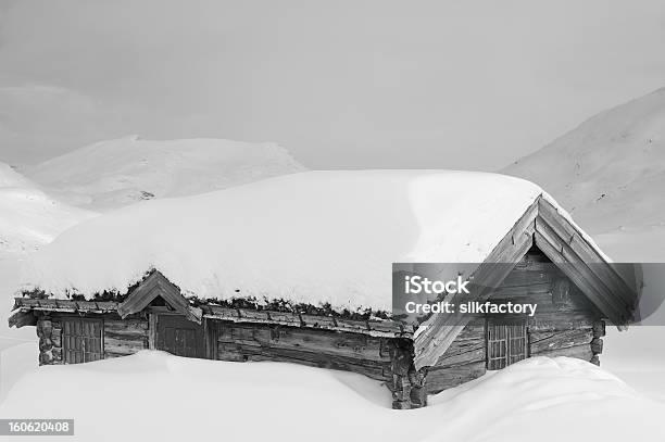 Photo libre de droit de Vieux Traditionnel Norvégien Maison Cabane En Rondins En Bois Recouverts De Neige banque d'images et plus d'images libres de droit de Maison forestière